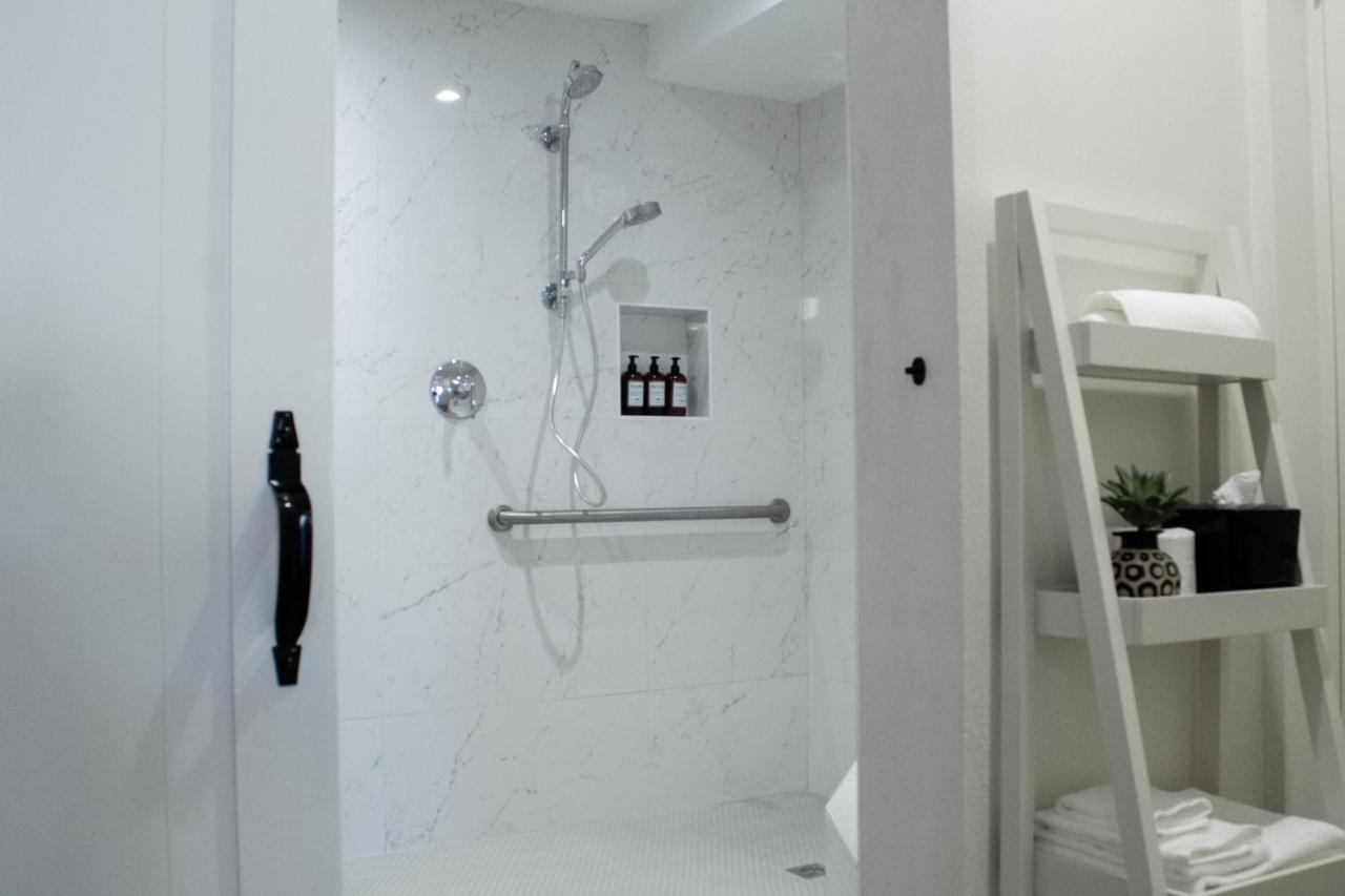 Cavendish Heights Suites Pembroke Экстерьер фото