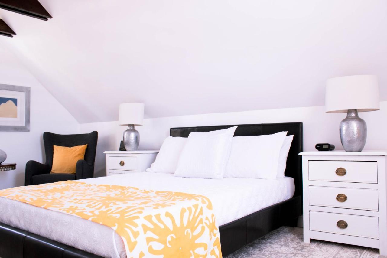 Cavendish Heights Suites Pembroke Экстерьер фото